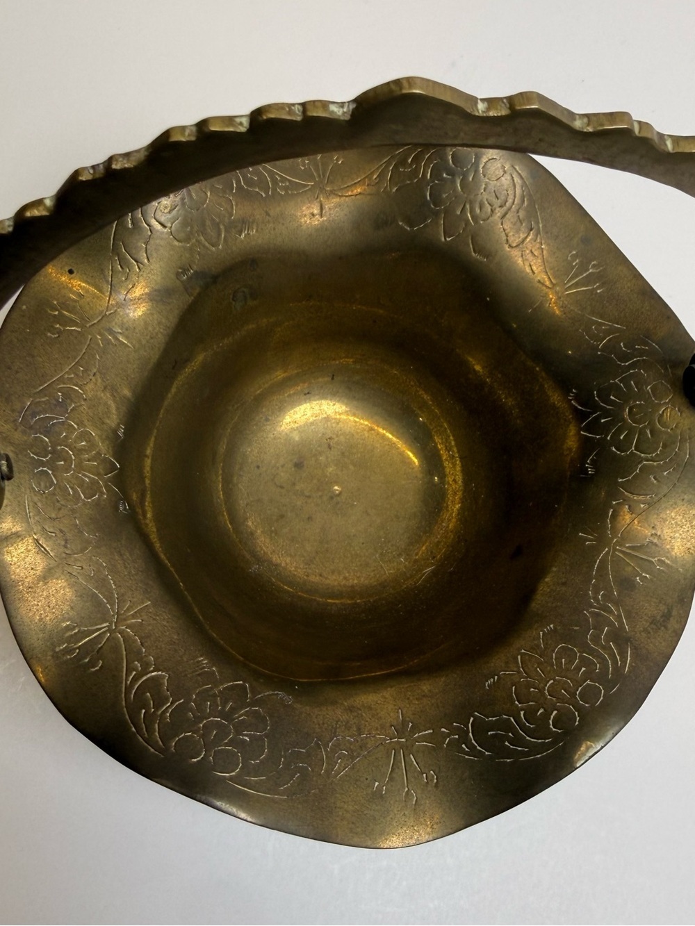 Vintage Brass Ruffled Basket Handle Engraved Floral Design Bowl Storage Decore - Picture 3 of 8